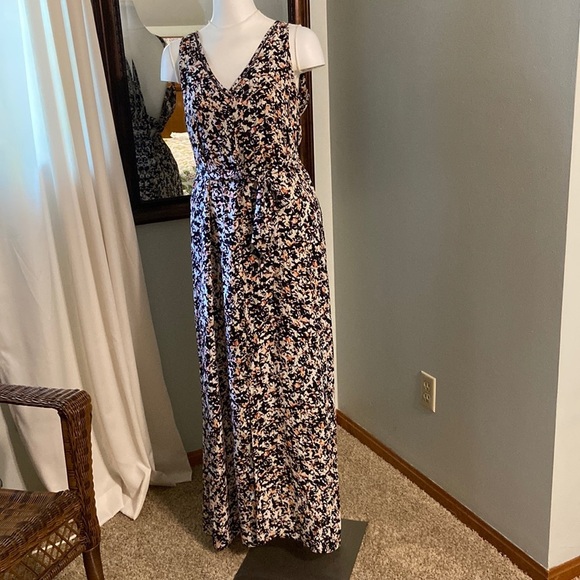 White House Black Market Dresses & Skirts - White House Black Market- EUC hi/low dress
